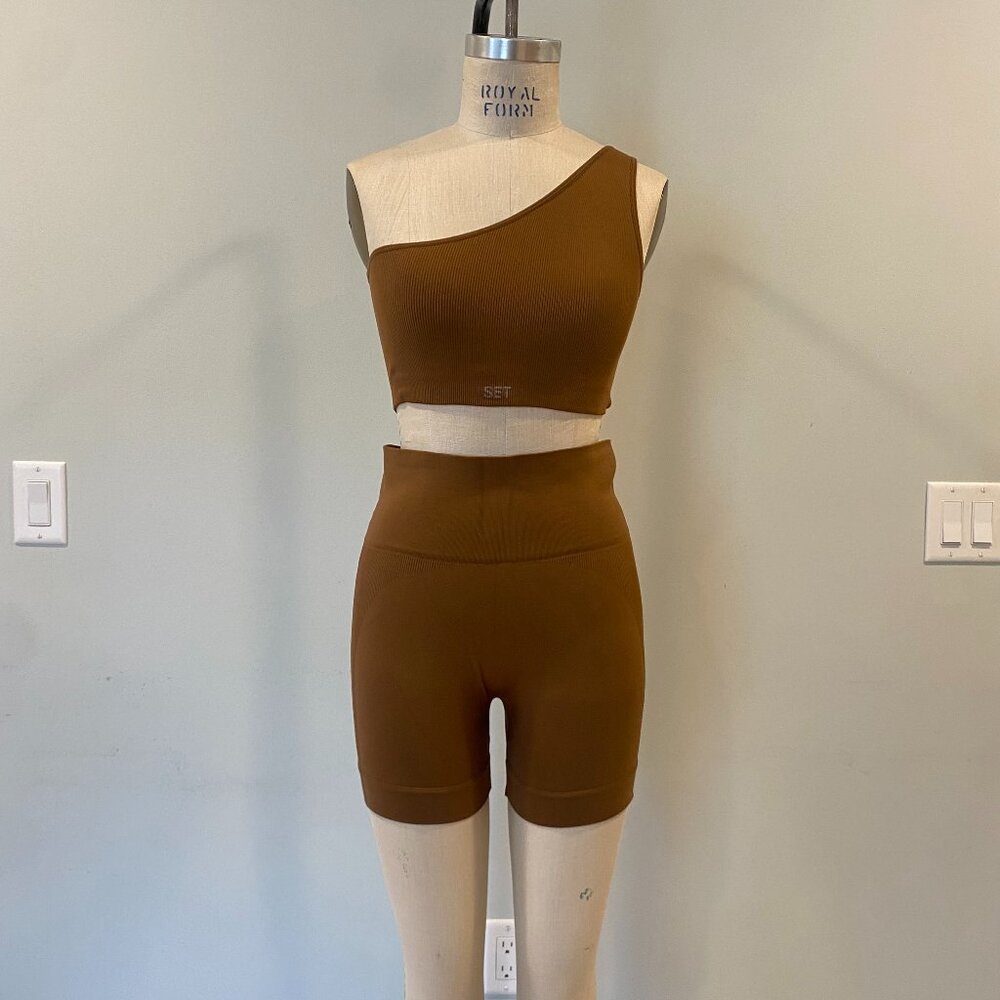 Set Active SCULPTFLEX Ribbed One Shoulder Bra (Med) & Bike Shorts (Med) in Brown